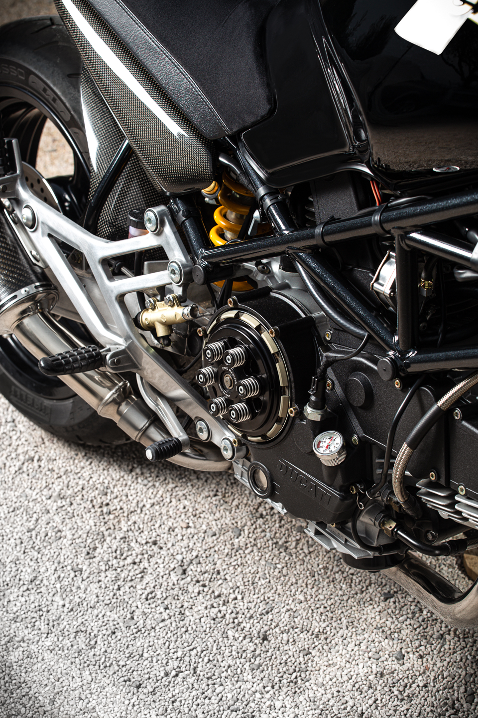 Photo Style Studio extérieur sur Café Racer Ducati